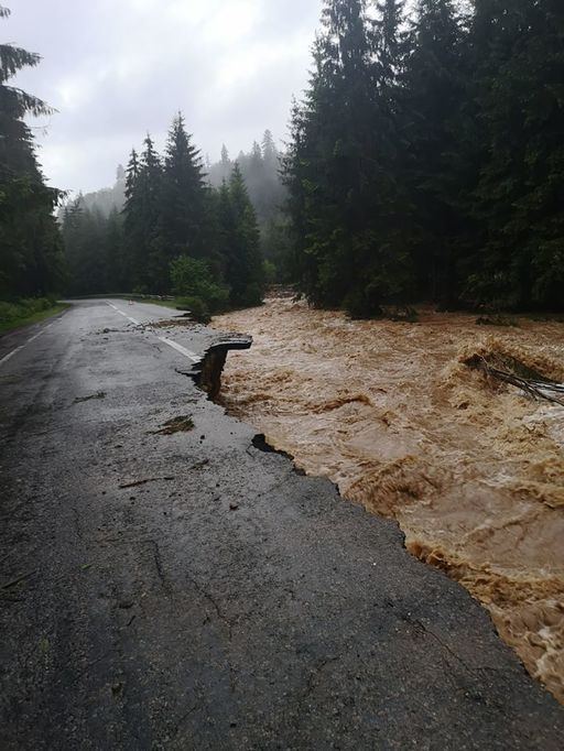 Drum naţional din judeţul Cluj, închis circulaţiei după ce s-a rupt pe două porţiuni de aproximativ 50 de metri/ Şi un pod peste Crişul Repede s-a rupt, circulaţia fiind închisă/ 53 de localităţi din 23 de judeţe, afectate de vremea rea - FOTO