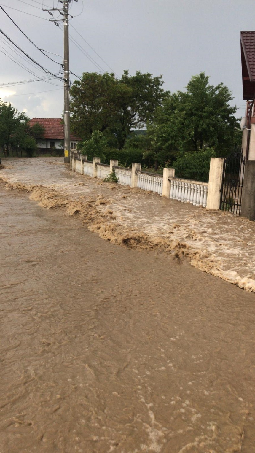 IGSU: Vremea rea a produs efecte în 23 de judeţe - 500 de case şi curţi inundate, trafic întrerupt pe 5 drumuri naţionale.şase persoane evacuate - FOTO
