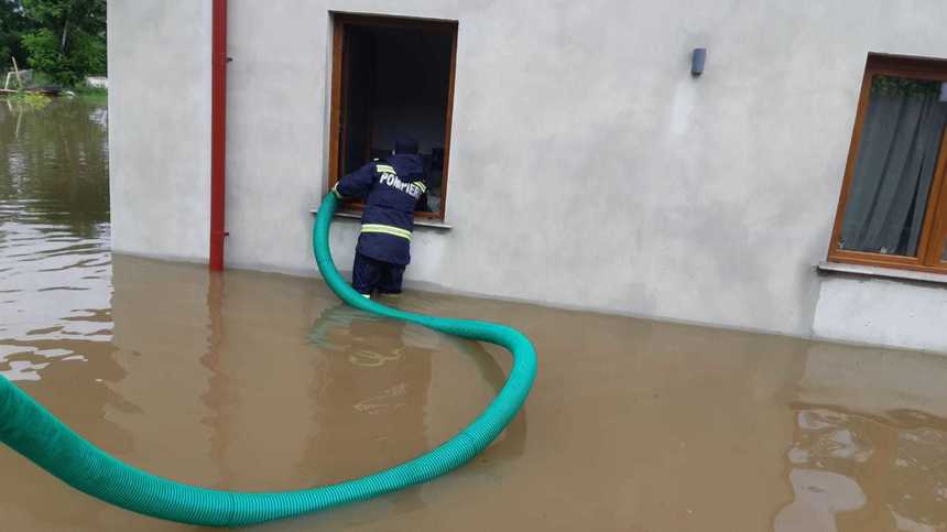 Zece localităţi din judeţul Timiş, afectate de inundaţii. Oameni evacuaţi, curţi şi străzi pline cu apă - FOTO
