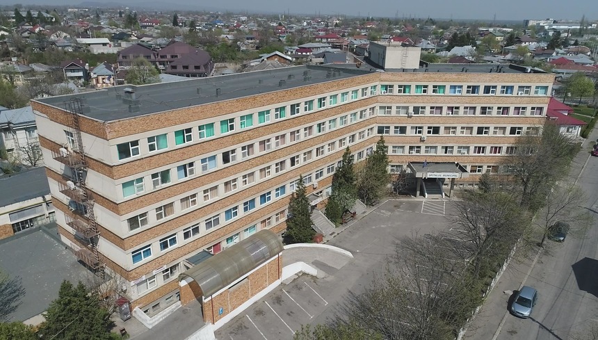 Spitalul Municipal Râmnicu Sărat a atins capacitatea maximă, bolnavii de coronavirus nou diagnosticaţi fiind internaţi în secţiile exterioare al Spitalului Judeţean Buzău