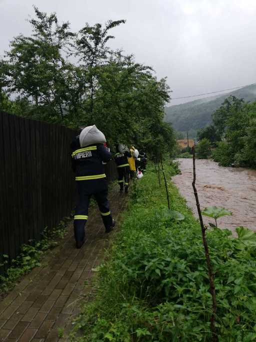 Apele Române: Viituri istorice pe râul Timiş şi afluenţi Bistra şi Pogăniş; cota de pericol a fost depăşită cu 140 de centimetri, în următoarele ore fiind aşteptat maximul undei/ Directorul AN Apele Române se deplasează în judeţul Timiş