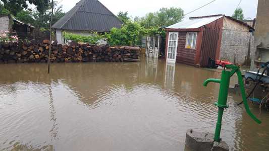UPDATE - Apele Române: Digul situat în aval de localitatea Lugoj s-a rupt/ Nivelul apei a depăşit cu 13 centimetri nivelul istoric înregistrat în 2005/ Ministrul Marcel Vela, la faţa locului/ 22 de persoane, evacuate