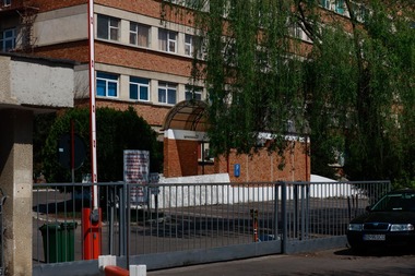 Infecţionist de la Spitalul Râmnicu Sărat, ameninţat cu moartea de un pacient cu coronavirus care i-a spus că ”în trecut a ucis trei oameni”/ Asistentele care anunţă că testele sunt în continuare pozitive, încuiate în saloane de pacienţi recalcitranţi 