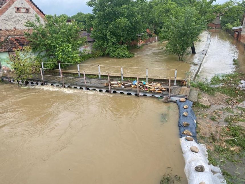 Caraş-Severin: 40 de case din localitatea Dezeşti, afectate puternic de inundaţii/ O casă s-a prăbuşit parţial, alte patru fiind în pericol de prăbuşire/ 12 persoane au fost evacuate