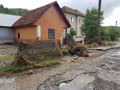 Hunedoara: Apă potabilă, distribuită de pompieri pentru 60 de familii ale căror gospodării au fost afectate de inundaţii - FOTO