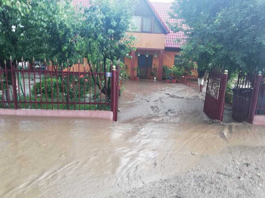 Galaţi: Trei localităţi afectate de inundaţii, în urma unei ploi torenţiale - VIDEO