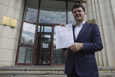 Nicuşor Dan a depus plângere penală pentru incidentele din Sectorul 5: Preşedintele PSD Bucureşti trebuie să spună public dacă se delimitează sau nu de aceste două acţiuni şi dacă da să ne spună ce măsuri a luat împotriva celor care le-au comis