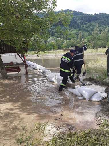 Botoşani: 81 de persoane, printre care 34 de copii, evacuate preventiv dintr-un sat în urma creşterii nivelului Prutului la intrarea în ţară