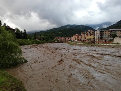 Un drum naţional rupt, oameni evacuaţi şi case inundate, în judeţul Hunedoara. Au fost transmise mesaje Ro-Alert de avertizare, fiind Cod roşu hidrologic, iar elicoptere ale MAI vor fi trimise în zonă - FOTO