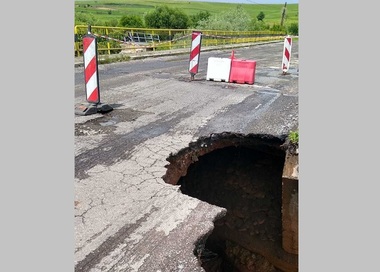 Centrul Infotrafic: Circulaţie întreruptă pe două drumuri naţionale din Hunedoara şi Cluj, dar şi pe un drum judeţean din Gorj, în urma ploilor şi inundaţiilor