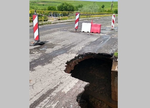 Centrul Infotrafic: Circulaţie întreruptă pe două drumuri naţionale din Hunedoara şi Cluj, dar şi pe un drum judeţean din Gorj, în urma ploilor şi inundaţiilor