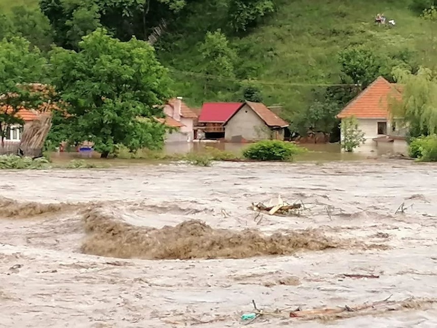Opt localităţi din judeţul Hunedoara, afectate de viitura produsă pe Jiul de Vest/ Peste 280 de persoane au fost evacuate 