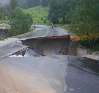 Centrul Infotrafic: Drumuri naţionale din Hunedoara, Cluj şi Caraş-Severin, în continuare afectate de  ploile abundente din ultima perioadă/ Traficul pe autostrăzi se desfăşoară în condiţii normale