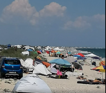 Plajele sălbatice Rezervaţia Biosferei Delta Dunării, luate cu asalt de turişti/ 8.000 de persoane cu 3.000 de maşini, pe plaja Vadu/ Sute de turişti au călcat cu maşinile şi rulotele vegetaţia şi au campat pe plajă, fiind aplicate amenzi - VIDEO