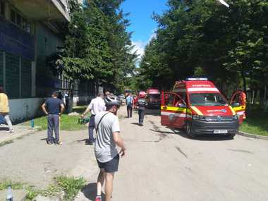 UPDATE - Incident la Mina Livezeni - Mai mulţi mineri sunt intoxicaţi cu fum şi gaze toxice/ 15 persoane au fost transportate la spital - FOTO/ VIDEO