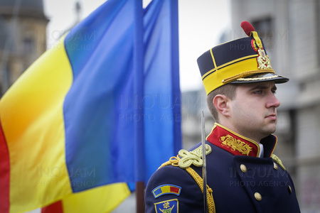 Klaus Iohannis a decorat drapelul de luptă al Brigăzii 30 Gardă ”Mihai Viteazul” cu Ordinul ”Virtutea Militară” în grad de Comandor cu însemn de pace, pentru militari, la împlinirea a 160 de ani de istorie a unităţilor de gardă