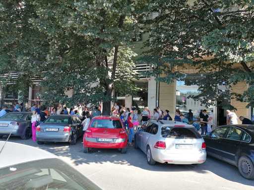 Aproximativ o sută de oameni, la coadă pentru a-şi înscrie copiii la creşele de stat din Timişoara