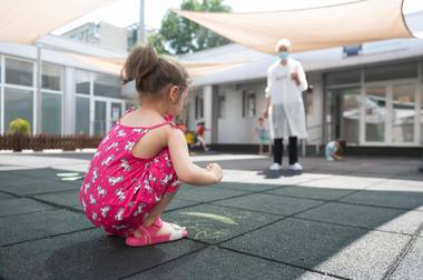 Şapte creşe şi grădiniţe administrate de Primăria Capitalei, redeschise / Firea: Mare parte din activităţile educative se vor desfăşura prepoderennt în aer liber