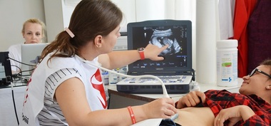 Salvaţi Copiii: România are aproape un sfert din mamele minore din Uniunea Europeană. Sub 2% din acestea beneficiază de servicii publice de asistenţă socială