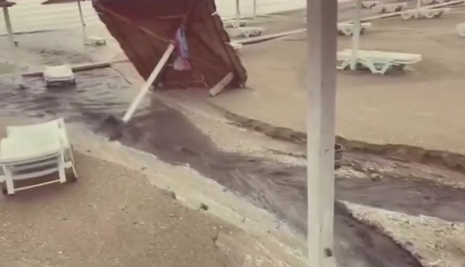 Directorul Administraţiei Bazinale de Apă Dobrogea Litoral: Plaja din staţiunea Cap Aurora a fost afectată în urma ploii de marţi seara: Reţelele de canalizare nu fac faţă şi refulează ape menajere amestecate cu ape pluviale - FOTO, VIDEO
