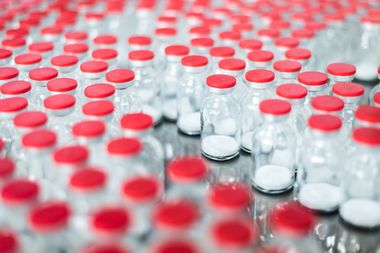 Antibiotice Iaşi a pătruns pe pieţele din SUA şi Marea Britanie cu noi medicamente asociate Covid-19, unde a făcut primele livrări pentru două medicamente antiinfecţioase injectabile