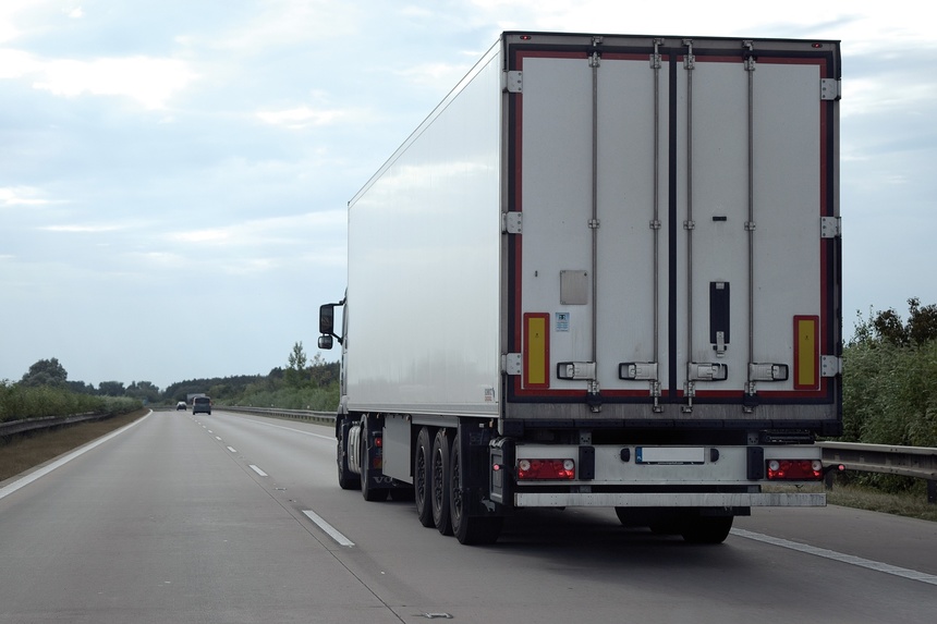 Ministerul Transporturilor: Operatorii români de transporturi internaţionale să se informeze privind măsurile luate de unele state UE/ Deşi transportul de marfă este exceptat de la măsurile impuse, consultarea tuturor regulilor de acces este necesară