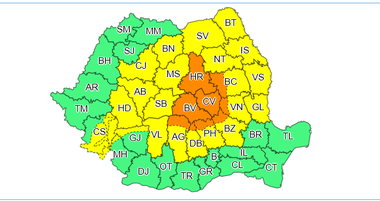 Meteorologii anunţă din nou ploi şi vijelii în mai multe zone din ţară, până luni dimineaţă/ Pentru unele judeţe a fost emis cod portocaliu/ În Vest, Nord şi Centru vremea se răceşte, iar în Sud-Est disconfortul termic va fi accentuat