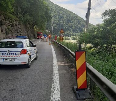 Restricţii de circulaţie pe Valea Oltului, la Câineni, până la finalul lunii septembrie, pentru lucrări de reparaţii la un zid de sprijin