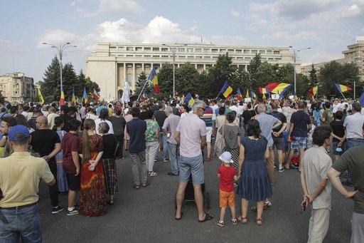 UPDATE - Nou protest în Piaţa Victoriei, participanţii strigând ”Jos dictatura” şi ”Opriţi legea”/ Doi participanţi, ridicaţi de jandarmi după ce au refuzat să se legitimeze/ Aceştia au fost amendaţi cu 1.000, respectiv 1.500 de lei