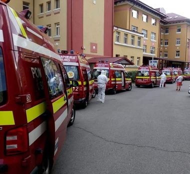 Un medic de la Institutul Matei Balş publică o fotografie în care curtea unităţii medicale este plină de ambulanţe: Mai aveţi îndoieli referitor la existenţa problemelor de sănătate determinate de SARS-Cov 2?