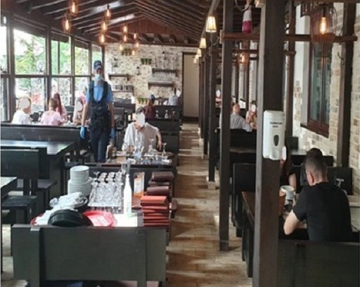 Prahova: Amendă de 5.000 de lei dată de poliţişti în staţiunea Azuga, după ce au găsit oameni care consumau alcool şi mâncare în incinta unui restaurant