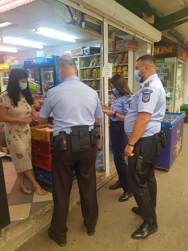 Peste 2.300 de amenzi în valoare de 1,1 milioane de lei aplicate după controale în mari complexuri comerciale, hipermarket-uri, hale şi pieţe agroalimentare, terase şi locuri, mijloace de transport în comun