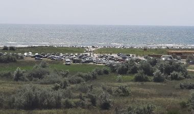 Amenzi de 13.000 de lei pentru campare ilegală şi pentru accesul cu maşinile pe plajele de la Vadu şi Corbu/ Administraţia Rezervaţiei acuză un adevărat ”dezastru”