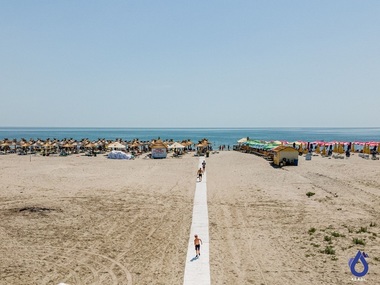 Operatorii de plajă, amendaţi cu aproape 550 de mii de lei în ultimele şase zile pentru extinderea beach-barurilor,  nerespectarea distanţei de cinci metri între linia apei şi şezlonguri, amplasare de saltele elastice care nu erau prevăzute în PUZ


