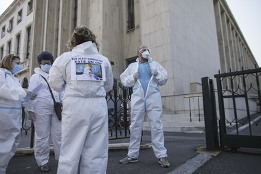 Protest al sindicaliştilor din sănătate la Guvern. Aceştia cer acordarea sporurilor de risc, program adaptat condiţiilor de lucru pentru cei care trebuie să poarte combinezoane de protecţie. O delegaţie, primită de premier - FOTO