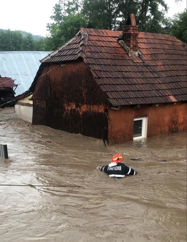 DSU: Intervenţii ale pompierilor în judeţele Buhor şi Hunedoara, pentru a îndepărta efectele ploilor torenţiale; 12 case şi 2 curţi au fost inudate, iar circulaţia pe trei drumuri a fost afectată