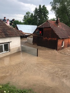Precipitaţiile au produs inundaţii în 11 localităţi din 6 judeţe - 11 persoane, salvate - FOTO
