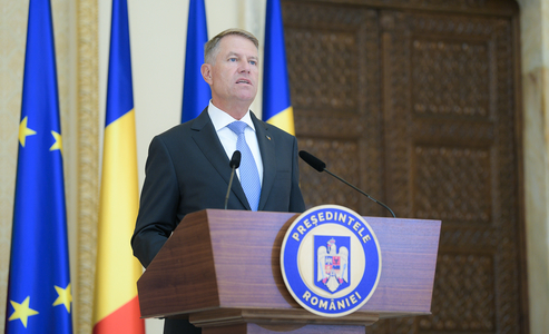 Iohannis a promulgat legea prin care autoturismele care au activităţi de transport alternativ pot avea nouă locuri, inclusiv locul conducătorului auto