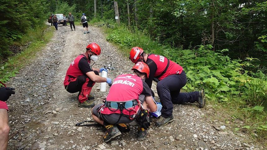 Un biciclist a murit după un accident în Masivul Cehlău/ Bărbatul a suferit un traumatism cranio-cerebral grav şi nu a putut fi salvat