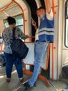 Controlor al Societăţii de Transport Bucureşti, cercetat disciplinar, după ce a fost fotografiat cu masca sub bărbie într-un mijloc de transport în comun