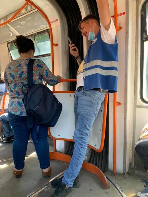 Controlor al Societăţii de Transport Bucureşti, cercetat disciplinar, după ce a fost fotografiat cu masca sub bărbie într-un mijloc de transport în comun