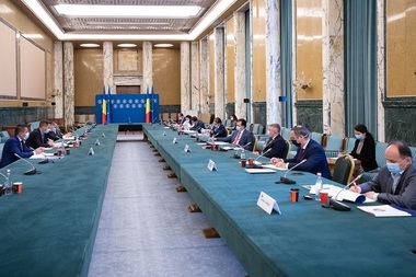 Guvernul a adoptat noile măsuri de limitare a pandemiei: Purtarea măştii în spaţii deschise aglomerate va fi obligatorie, după decizia Comitetelor Judeţene pentru Situaţii de Urgenţă/ Restricţiile pentru terase şi cluburi vor fi stabilite de către CNSU