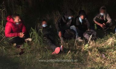 Şase sirieni au fost depistaţi în timp treceau ilegal frontiera peste Dunăre, cu o ambarcaţiune