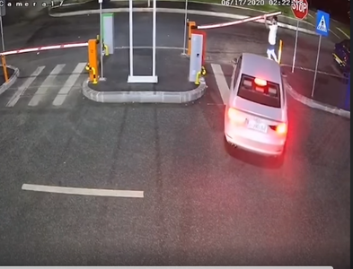Primarul Daniel Băluţă publică imagini cu şoferi care forţează barierele la intrarea în parcările din Sectorul 4: Evident că toţi cei care aleg să trateze cu dispreţ domeniul public sunt amendaţi – VIDEO