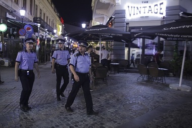 Aproape 3.900 de sancţiuni contravenţionale, în valoare de peste 4 milioane de lei, date în urma controalelor vizând respectarea măsurilor de protecţie sanitară, în iulie/ Controalele la terase şi în mijloacele de transport, intensificate
