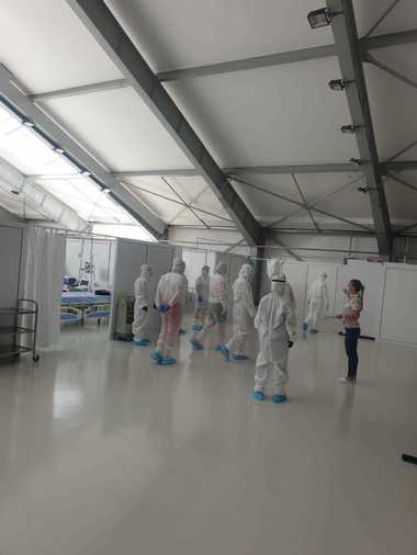 Primii doi pacienţi, internaţi în unitatea suport Covid amenajată în sala polivalentă din campusul Universităţii de Medicină din Târgu Mureş/ Sunt disponibile 10 locuri de Terapie Intensivă, alte 10 urmând a fi funcţionale până la finalul săptămânii