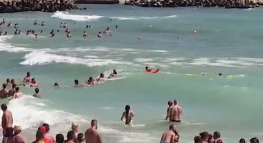 Lanţ uman la Eforie Nord pentru aducerea la mal a trei salvamari care intraseră să scoată un bărbat din mare - VIDEO