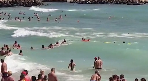 Lanţ uman la Eforie Nord pentru aducerea la mal a trei salvamari care intraseră să scoată un bărbat din mare - VIDEO