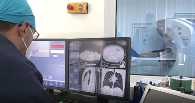 Timişoara: Medicii au decis adaptarea protocolului pentru realizarea investigaţiilor pacienţilor cu coronavirus, pentru a reduce cu 70% cantitatea de radiaţii la care sunt expuşi în timpul examenelor CT