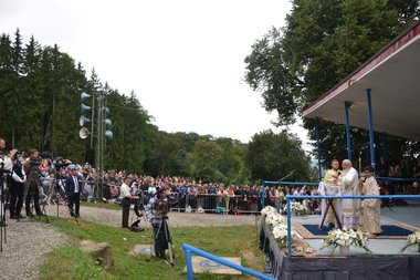 Măsuri speciale pentru sărbatoarea Adormirii Maicii Domnului la Mănăstirea Nicula, unde în anii trecuţi veneau zeci de mii de persoane/ Credincioşii se vor închina la icoana considerată făcătoare de minuni de la distanţă de 1,5 metri